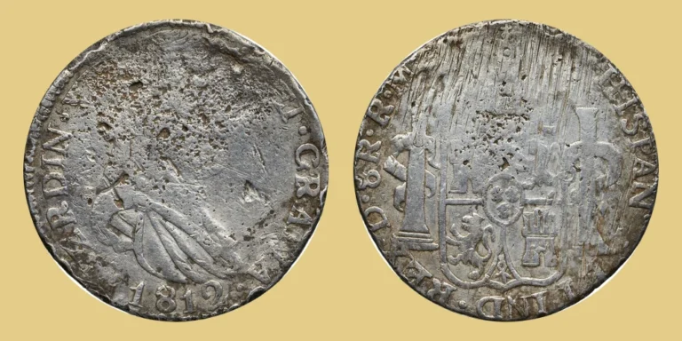 8 reales de Durango de 1812, de Fernando VII, de una casa de moneda provisional realista durante la Guerra de Independencia de México, con el busto y el escudo coronado entre columnas