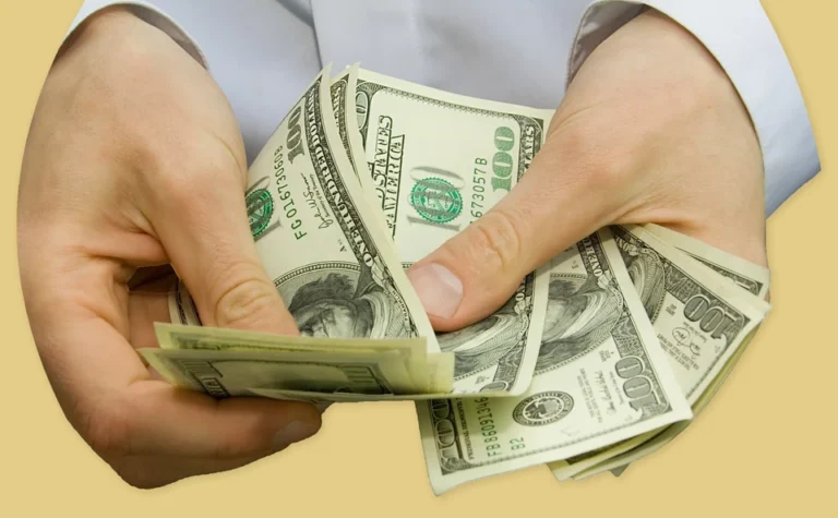 Manos con mangas de camisa blanca contando un abanico de billetes de 100 dólares, que representa una oferta inmediata en efectivo por sus pesos Caballito